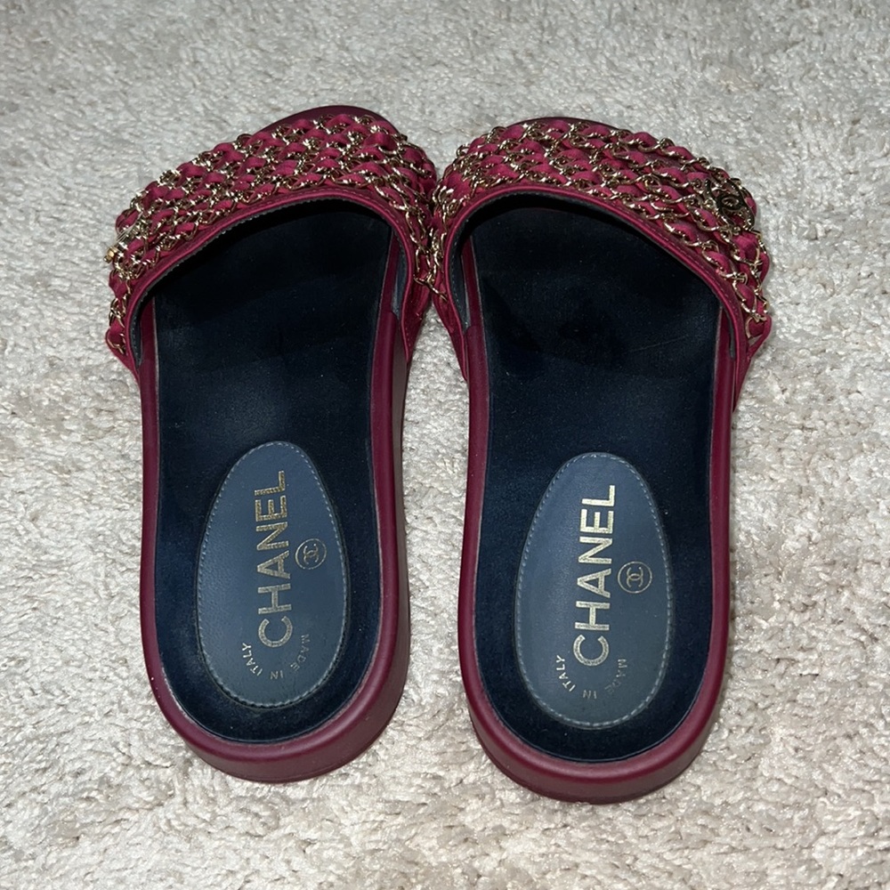 Authentic Chanel Tropiconic interlocking CC Chanel Slides Sz. 38 in Burgundy - Picture 4 of 6